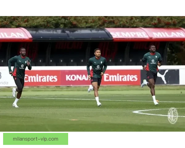 米兰球迷热情助阵 约4000人周六前往训练基地为球队加油 米兰球迷热情助阵 约4000人周六前往训练基地为球队加油