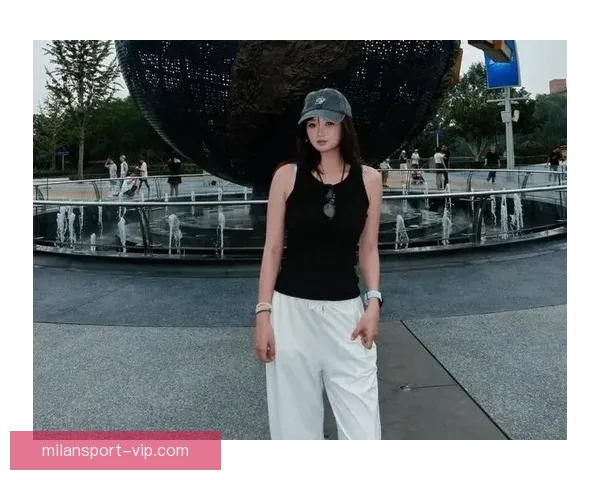 杨瀚森女友抱利拉德儿子转圈圈晒合影 幸遇你开心不已